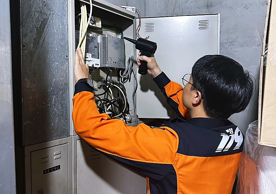 일산소방서 직원이 배·분전반에 쌓인 먼지를 휴대용 에어건으로 청소하고 있다. [사진제공=일산소방서]