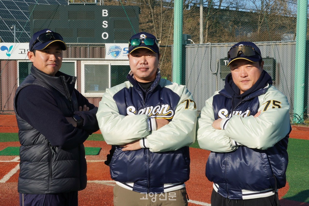 (사진 왼쪽부터) 강진영 야수코치, 오현민 감독, 하해웅 투수코치. 