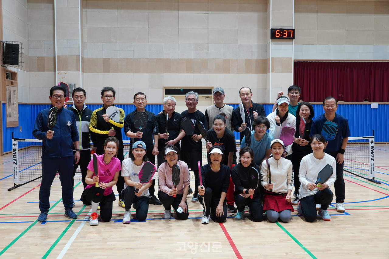 매일 한류초등학교 체육관에 모여 운동하는 고양시피클볼협회 동호인들.