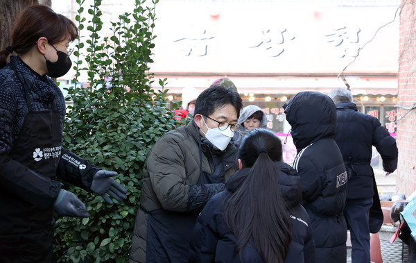 강원도민회 가족들도 참여해 한장 한장 소중하게 연탄을 날랐다.