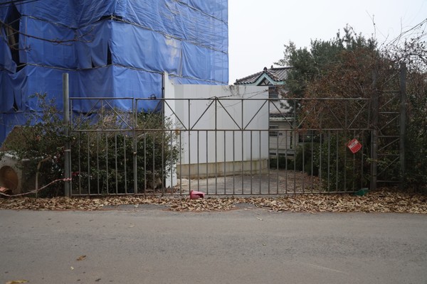 박명래씨가 사옥을 건설 중인 1133대 공사 부지. 유령도로인 소로 3-346이 없었다면 당초 1126대 일원에 넓은 규모로 지을 계획이었지만, 결국 시에서 건축허가를 받지 못해 인근 1133대 부지를 새로 구매해 공사 중이다.