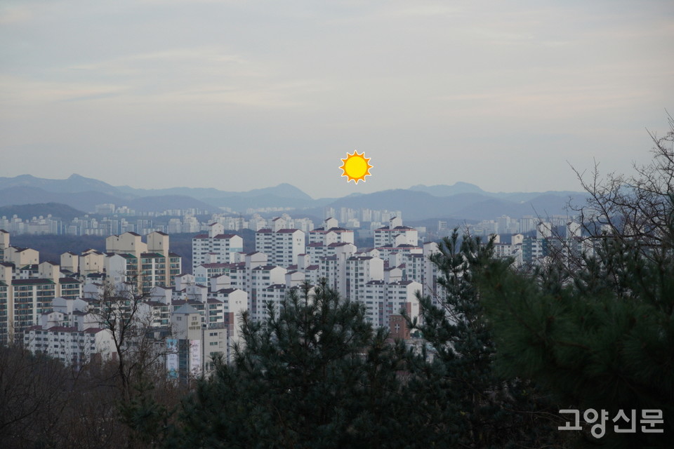 정발산 평심루 조망. 1월 1일 태양은 서울 인왕산과 안산 사이에서 떠오른다.