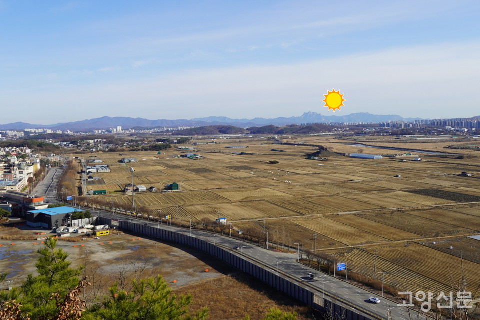 파주 검단산 살레길전망대 조망. 1월 1일 태양은 북한산 주능선 동장대 위쪽으로 떠오른다. 