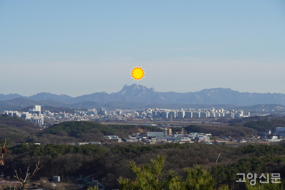 파주 헤이리 노을숲길전망대 조망. 1월 1일 태양은 북한산 백운대 바로 위로 떠오른다. 