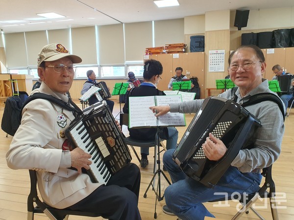 오찬권 단원(왼쪽)에게 정희준 단장이 악보를 짚어주고 있다.