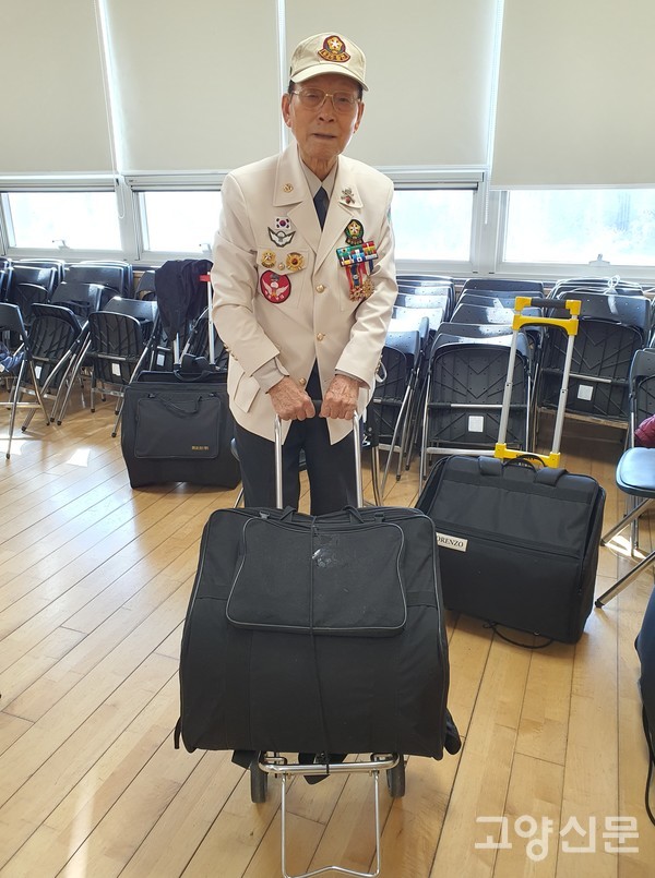 오찬권 단원이 10kg 되는 아코디언 악기가방을 합주실로 끌고왔다.