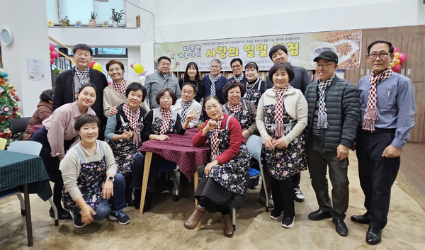 관산동 주민자치회가 마을행복창고에서 이웃돕기를 위한 스물네 번째 ‘사랑의 일일찻집’을 운영했다.