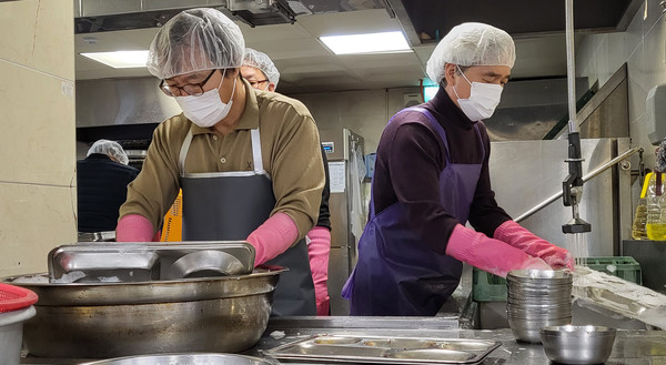  봉사활동을 하는 (사)한국경영혁신중소기업협회 고양지회 회원들.