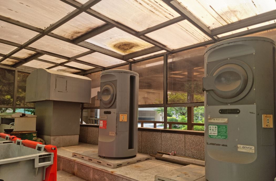 12년 동안 사용하지 못하던 덕이구역 자동집하시설 중 지상에 설치된 쓰레기 종량제봉투 투입구.