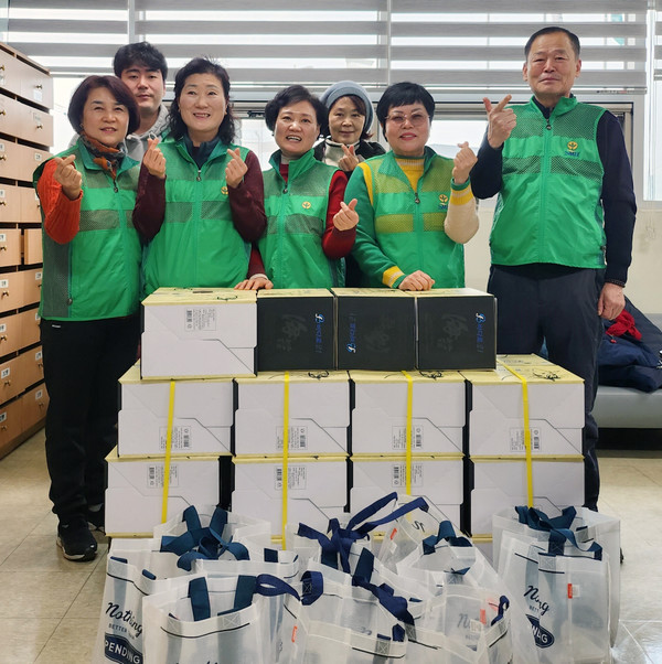  능곡동 새마을협의회가 ‘새마을협의회 꾸러미’ 후원 행사를 했다.