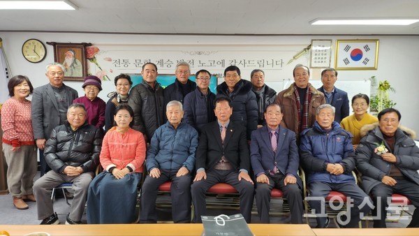 명륜대학 수료식과 종강식 후 참석자들이 단체사진을 촬영했다.