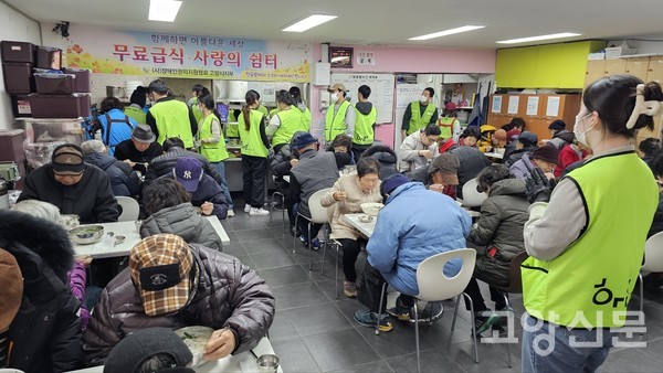 장애인권익지원협회와 쌀국수전문점 '꾸아', 고양시봉사단체들과 함께한 쌀국수무료급식에 찾아온 주민들이 쌀국수를 맛있게 먹고 있다. [사진제공= 장애인권익지원협회]