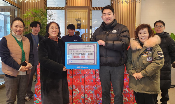 고양시사회복지협의회 권현숙 사무국장(왼쪽 두번 째)과 (주)아펙스다이나믹스코리아아이엔시 허경용 전무이사(검은 점퍼). 물품 수령 기관 담당자들이 함께 전달식을 진행하고 있다.