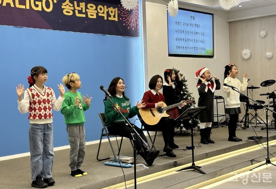 상탄초 어린이들로 구성된 ‘제비꽃과 아이들’의 동요 메들리 공연.