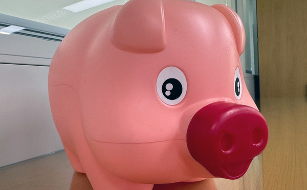 한 후원자가 1년 동안 모은 동전으로 지역의 어려운 이웃을 위해 전달해 달라며, 돼지저금통을 전달했다.