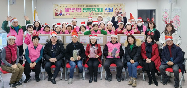 행신4동 똑똑돌봄단이 홀몸어르신 우울증 예방 프로젝트로 만든 인형과 행복꾸러미를 어르신들에 전달했다. 