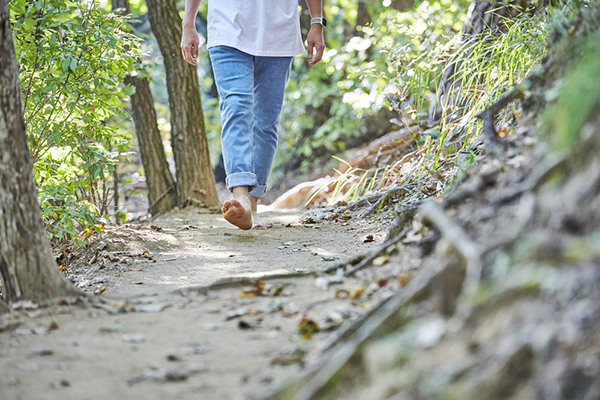  특히 당뇨 증상이 있는 사람은 맨발 걷기를 하다가 만일 상처가 생기면 잘 아물지 않고 악영향을 줄 수 있어 조심해야 한다.