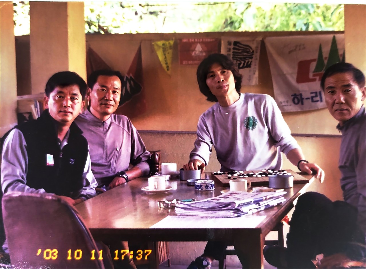 카투만두 빌라에베레스트 등반 현장. (사진 왼쪽부터) 채희갑, 김재수, 김남일, 장봉완.