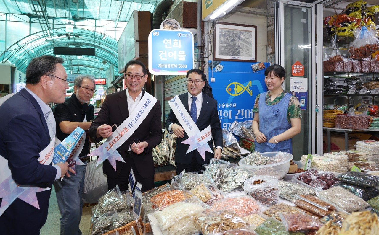 지난 9월 경기신용보증재단과 함께 김완규 경기도의회 경제노동위원회 위원장을 일일 명예지점장으로 위촉하며 일산시장 상인들로부터 경영애로를 청취했다. (사진 오른쪽부터) 연희 건어물 가게 상인, 황진선 일산새마을금고 이사장, 김완규 도의원. 