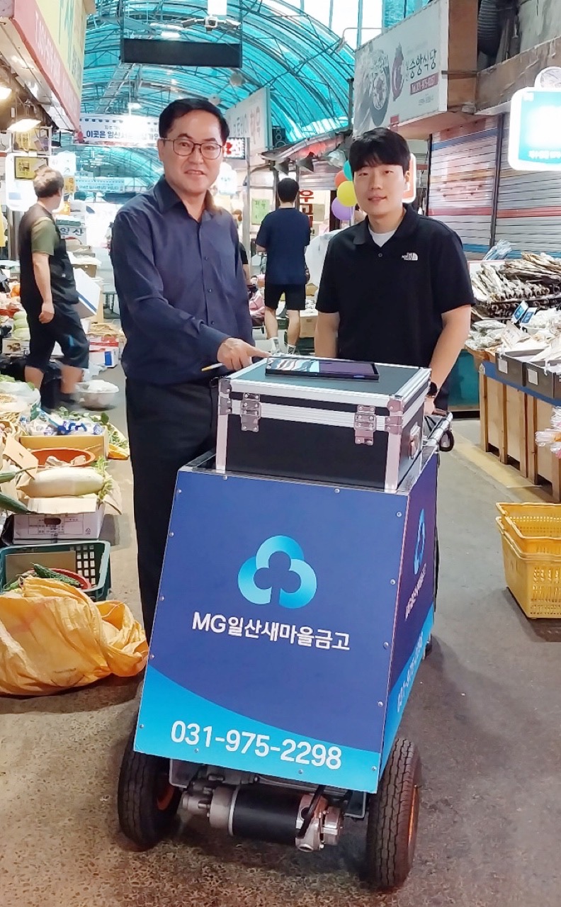 직접 파출 수납에 나선 황 이사장(왼쪽). 