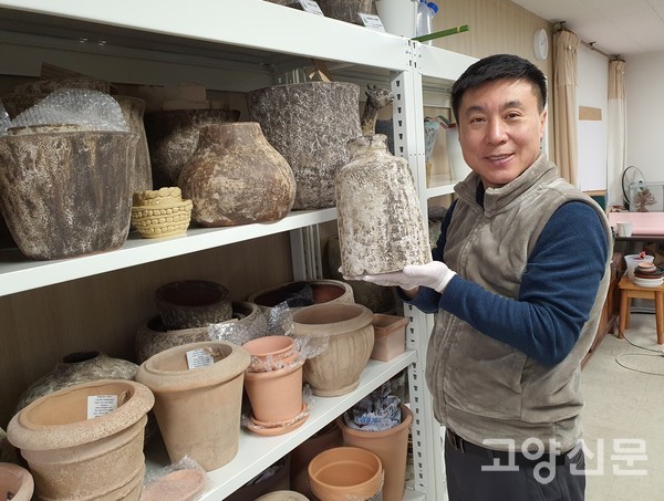 조병욱 연구소장이 빈티지 화분과 오브제를 설명하고 있다.