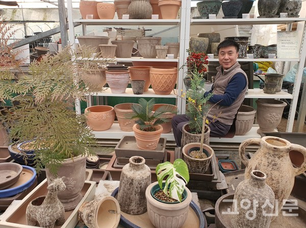 조병욱 연구소장이 원당 상설전시장에서 빈티지 화분과 오브제에 담겨진 식물들을 보여주고 있다. 