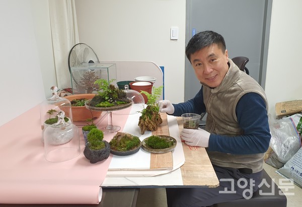 조병욱 연구소장이 빈티지 화분에 담겨진 이끼 식물들을 작업 중에 있다.