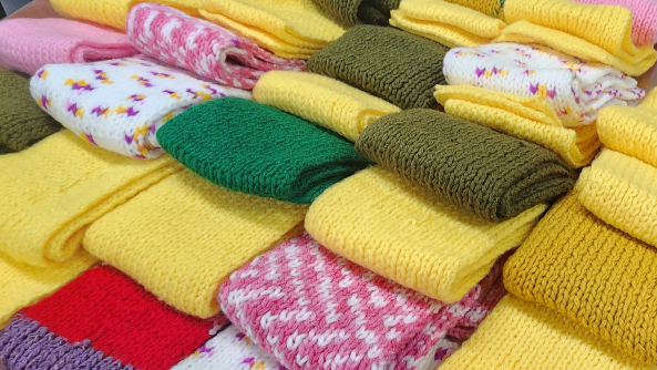 송포동의 한 어르신이 지역의 이웃을 위해 전달해 달라며 송포동에 기부한 손뜨개 목도리