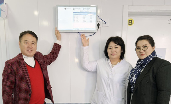 바이네르가 기부한 몽골 국립 제1병원의 올인원 컴퓨터 앞에 몽골 관계자들과 자리했다.