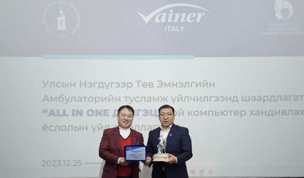 바이네르 김원길 대표(왼쪽)가 몽골국립 제1병원에 전달식을 하고 있다.