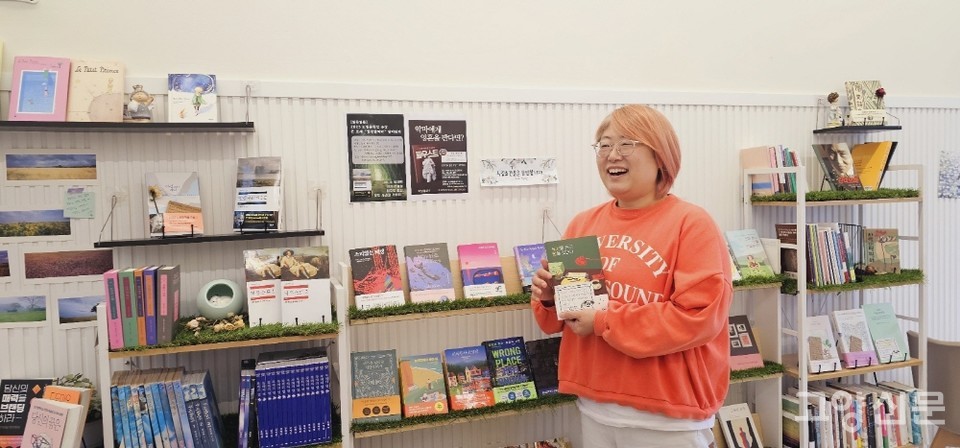 책방지기 이지영 대표. 대부분의 책은 직접 읽고 좋았던 작품을 가져다 놓는다고 한다. [사진제공=단향]
