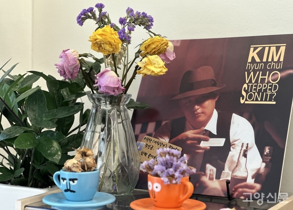 단향(旦香)은 ‘아침 향기’라는 뜻이다. 책방지기가 좋아하는 가수 김현철씨의 노래 제목에서 인용했고, 가수의 오랜 팬의 인연으로 김현철씨가 직접 책방간판의 글씨를 써주었다고 한다. 