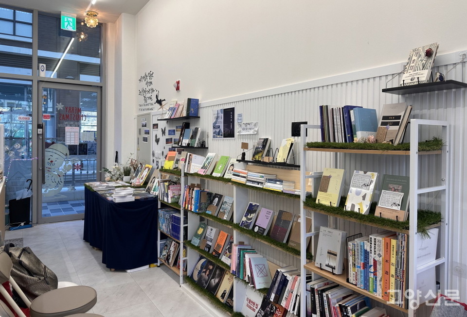 책방 실내 모습. 직접 읽어보고 공감 가는 추천사를 책표지에 메모해놓았다. 