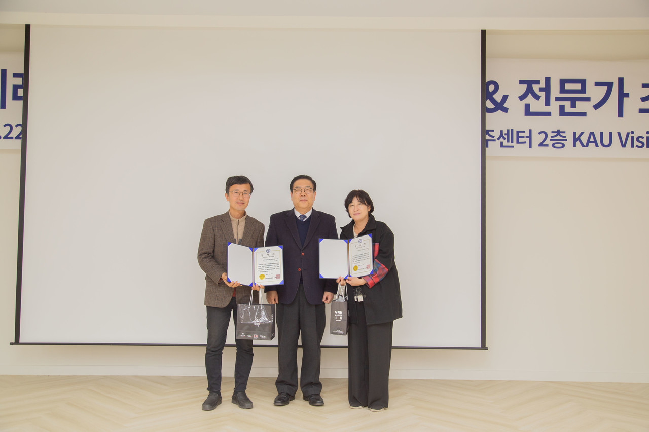 한국항공대 황수찬 기획처장(사진 가운데)이 화전마을관리사회적협동조합의 장성석 이사장(사진 맨 왼쪽)과 안희정 이사(사진 맨 오른쪽)에게 감사장을 수여하고 있다. [사진제공=한국항공대]