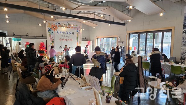 팀아트높빛의 작가 기부물품을 경매하는 모습