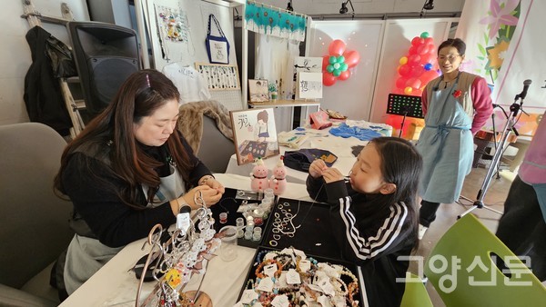 비즈공예작가 임영민씨가 체험하는 어린이에게 설명해주는 모습