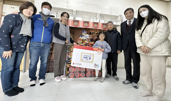 개나리어린이집이 연말을 맞아 소외계층을 위해 식료품을 원신동 행정복지센터에 기탁했다