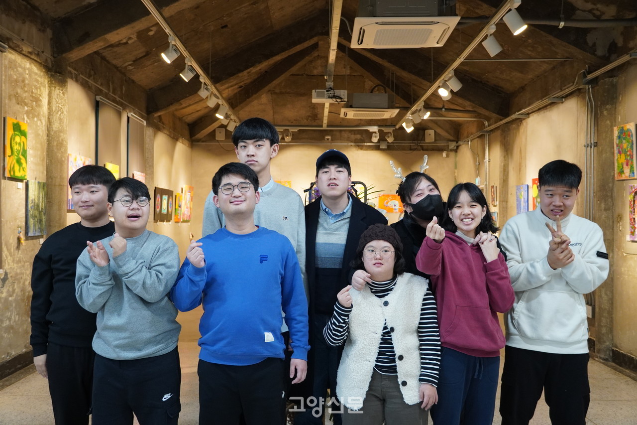 발달장애 작가들의 미술 동호회인 '아트어스'가 '나는 그림 그리는 게 좋아요'를 개최하며 30여점의 작품을 전시했다.