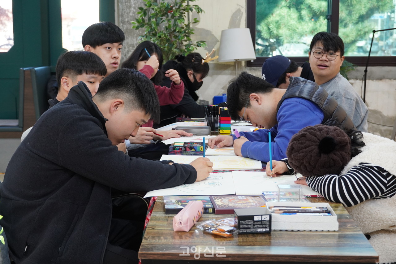 지난 23일 아트어스 작가들이 전시가 진행되는 능곡1904에 모여 함께 그림을 그렸다. 