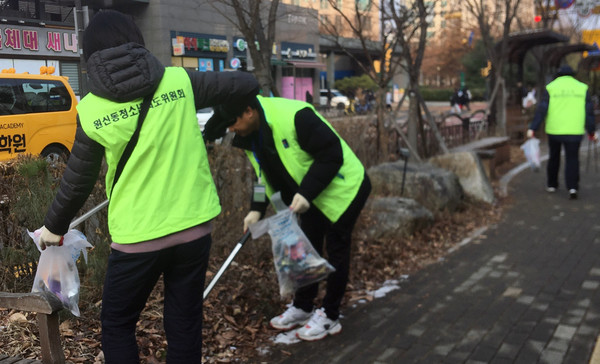 원신동 청소년지도위원회가 청소년지도 캠페인 후 마을 대청소를 진행하고 있다. 