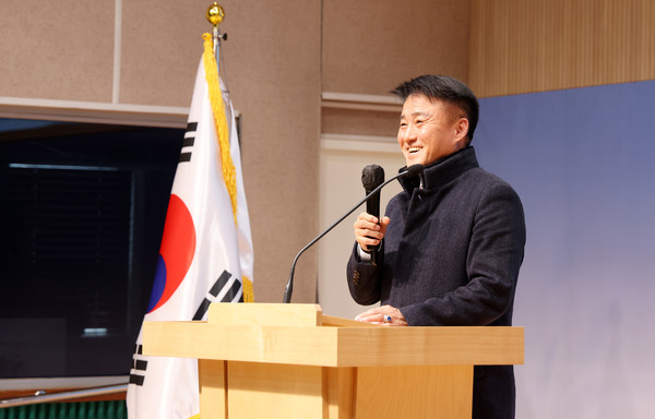 김본환 교장이 졸업식을 축하하며 