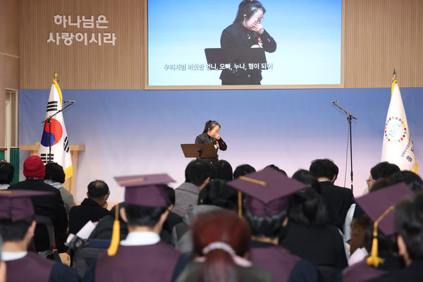  답사를 하며 눈물을 보인 졸업생.