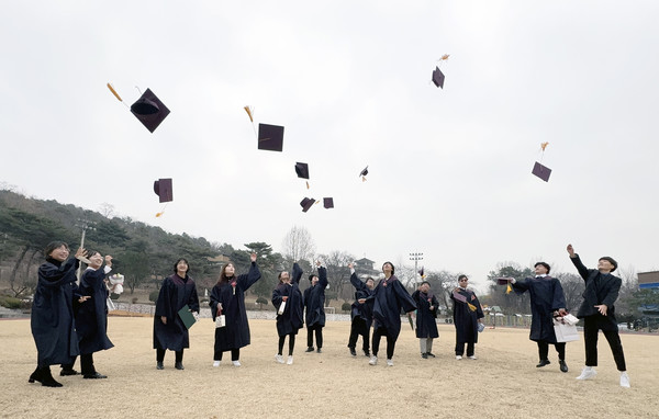 홀트학교 졸업생들이 학사모를 하늘 위로 높이 던지며 서로를 축하했다.