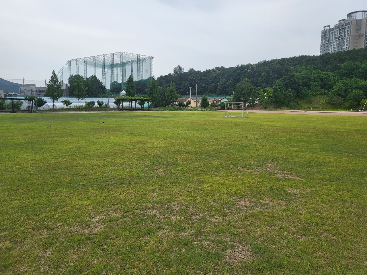 2024년 인조잔디 조성 공사 예정인 동국대학교 BMC 운동장. [사진제공=고양시]