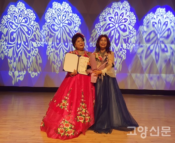 유원주 대상 수상자(왼쪽)