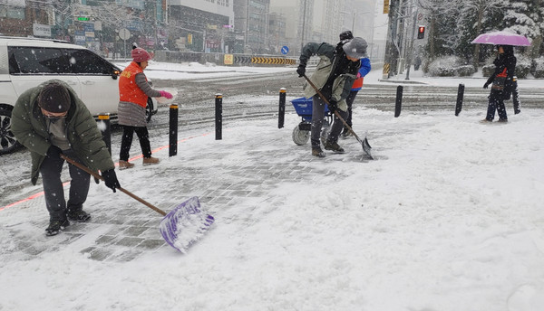 성사2동이 대설주의보 발효와 새벽부터 내린 폭설에 대응해 주민의 안전을 위한 제설작업을 했다.