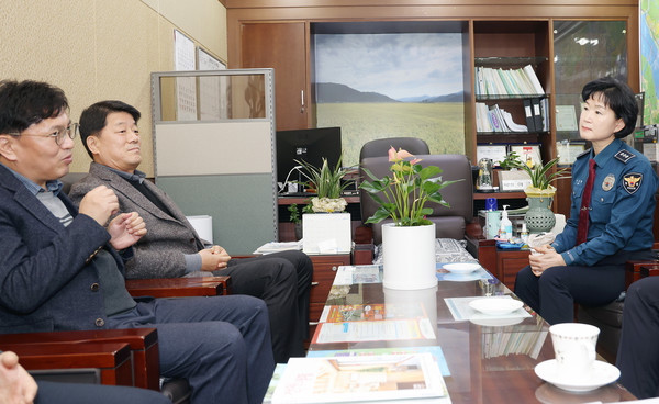 송포농협 가좌지점 이근희 지점장과 심은보 송포농협 조합장,  일산서부경찰서 서금희 경무과장이 환담을 하고 있다.(사진 왼쪽부터)