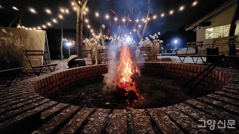 한여름을 제외하고 매일밤 불멍을 즐길 수 있는 야외 좌석. 마시멜로와 라면도 먹을 수 있다
