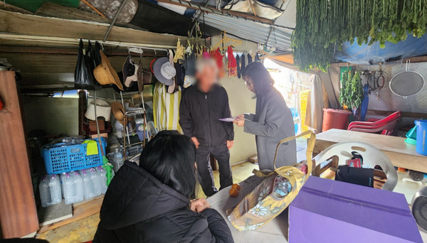 '고독사 예방을 위한 사회적 고립 지원 및 대응체계 구축 현장 활동'을 하고 있다.