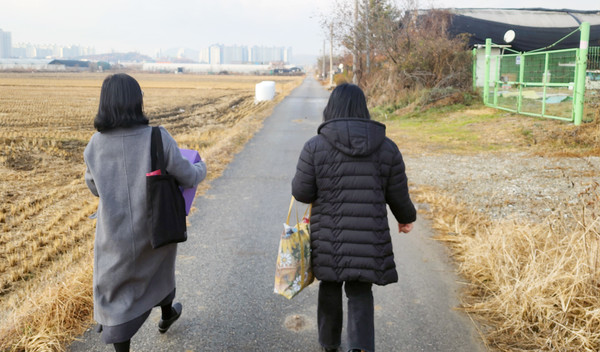 지역 사회라면 어디든 마다않고 현장을 찾아가는 문촌7종합사회복지관과가좌동 관계자들.